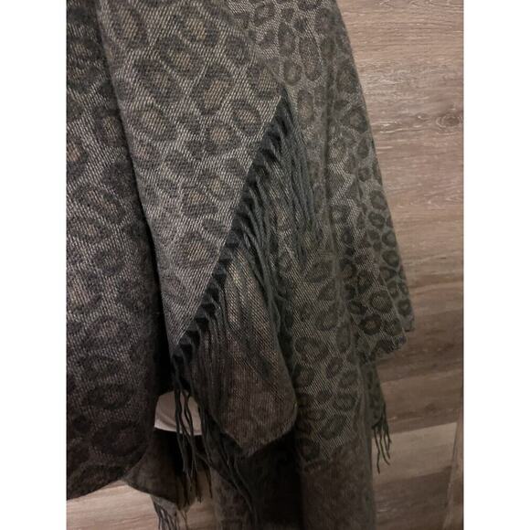 Woolrich Leopard Shawl Fringe Woman One Size Wrap Sweater Poncho - Picture 7 of 8